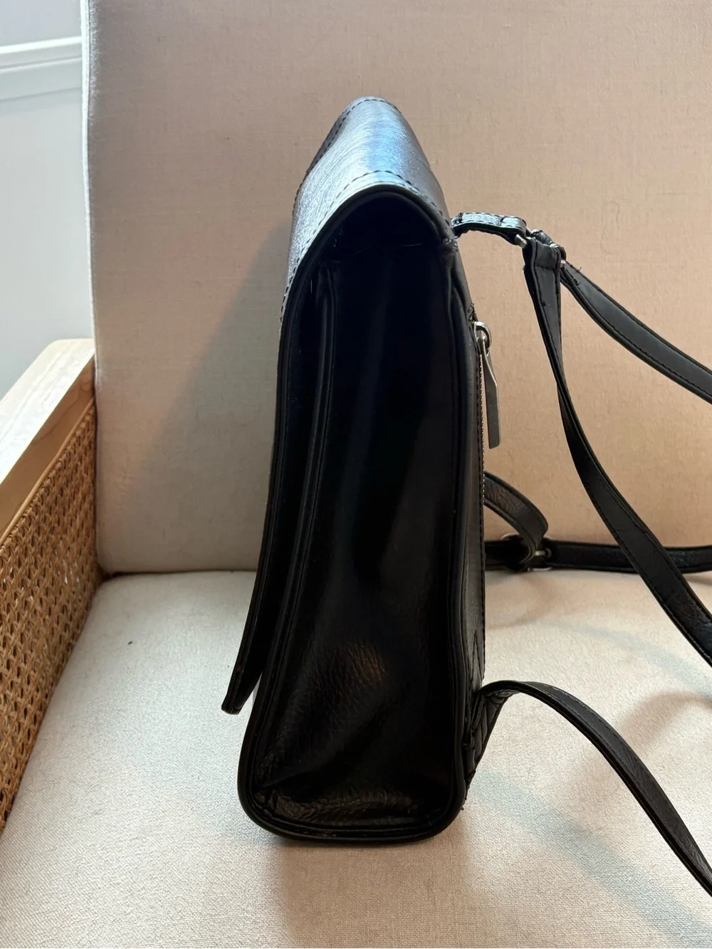 Matt & Nat Black Crossbody Bag - Sleeku Modern Design - Picture 3 of 9